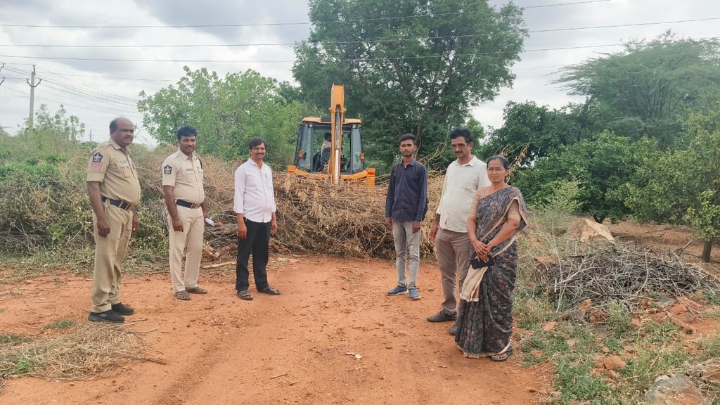 కిసాన్ మిత్ర చొరవతో రైతు పొలానికి దారి సమస్య పరిష్కారం - Cover Image